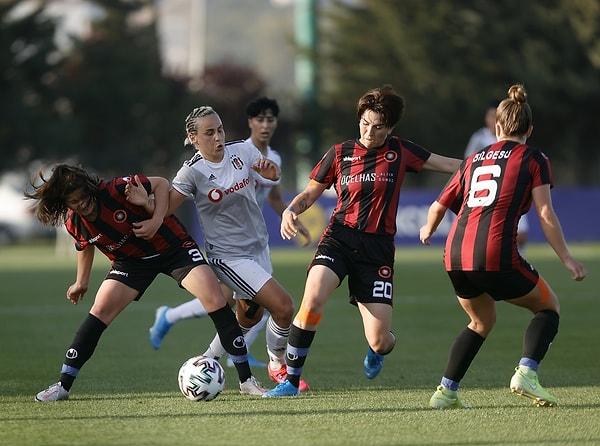 Kadın Futbol Ligi 2020-2021 Sağlık Çalışanları Sezonu final mücadelesinde Beşiktaş Vodafone ile Fatih Vatanspor takımları Emirhan Otel Spor Kompleksi sahasında karşılaştı.