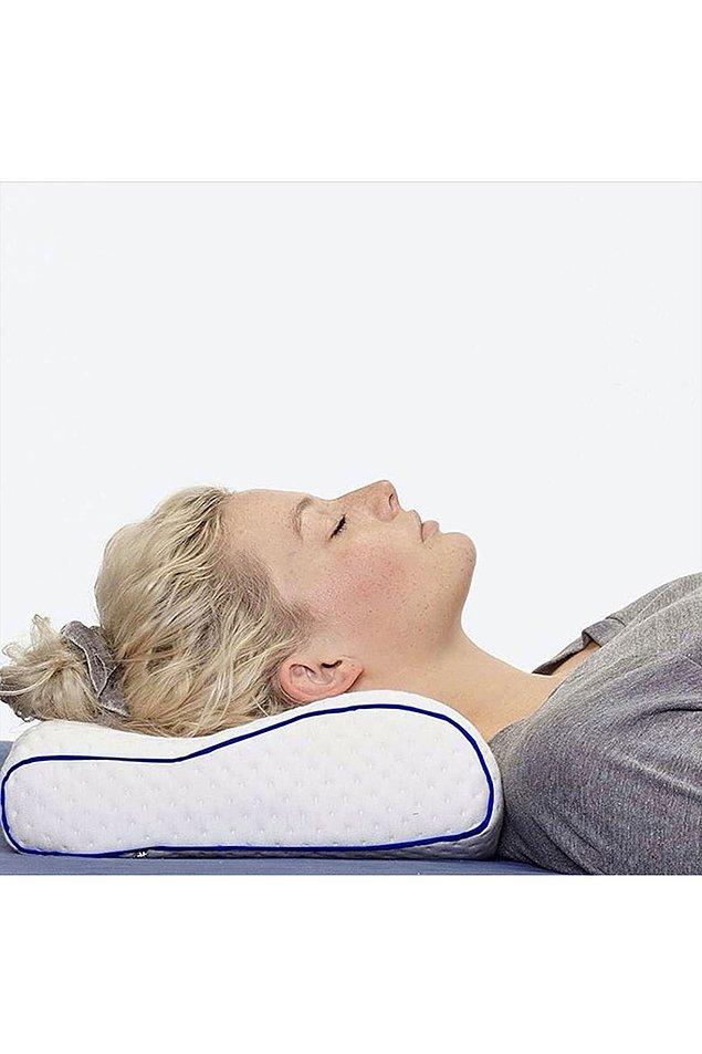 8. Sabahları her yeriniz tutulmuş ve boynunuz ağrıyarak mı uyanıyorsunuz? Belki de boynunuzu destekleyen ortopedik bir yastığa ihtiyacınız vardır.