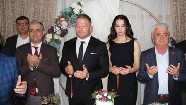 "İsmail ile uzaktan akrabası olan Gamze görücü usulüyle nişanlandı. İsmail, evlilik için hazır olmasa da anne ve babası, artık bir torun sevmek için Gamze’yle nişan yaptı."