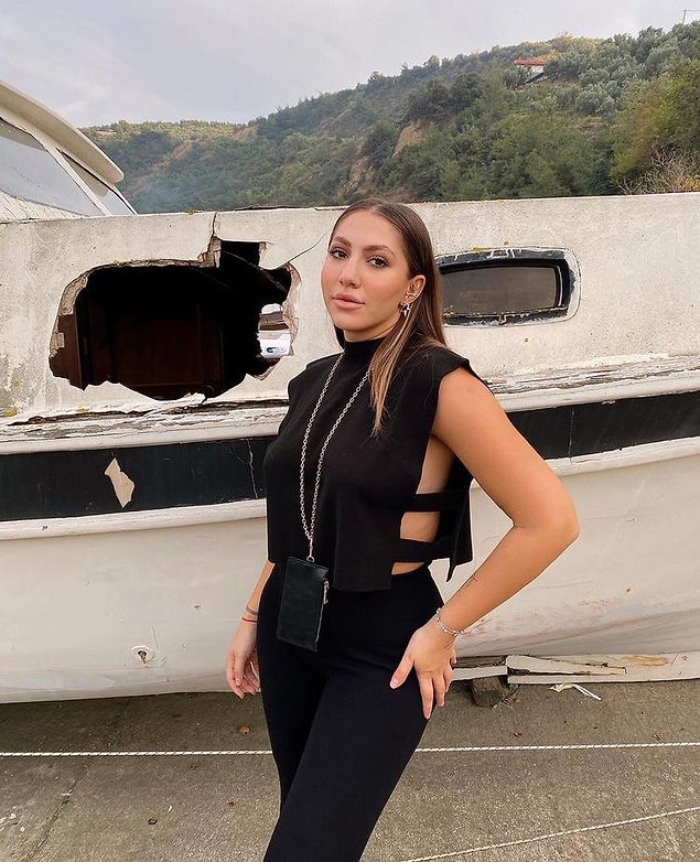 İşte bu garip paylaşımlara bir yenisi eklendi ve Damla Altun alkışlarla yerini aldı! 😂