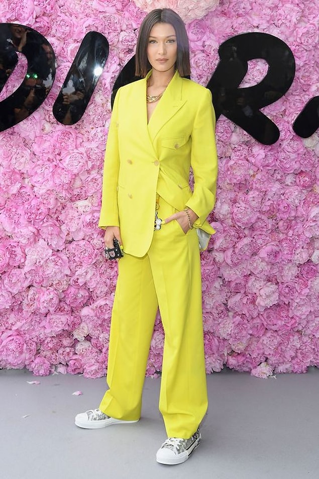 12. Bella Hadid'i şimdi de sarılar içinde görüyoruz. Belli ki renkli giyinmeyi seven ve giyinince de sonuna kadar giyinen Bella'nın bu kombinine de sesimizi çıkartmıyoruz. Tabii sizin bir yorumunuz varsa seve seve aşağıda dinleriz. 👇