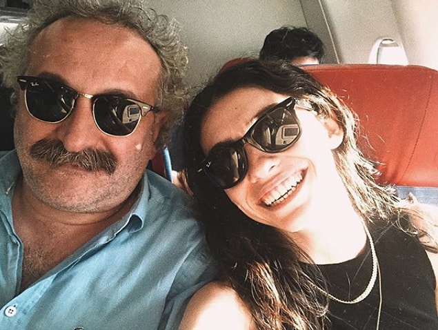 Öyle ki geçenlerde aileler de tanıştı. Tabii magazin guruları durmadı ve Hazar Ergüçlü'ye ailelerin fikrinin ne olduğunu sorudu.