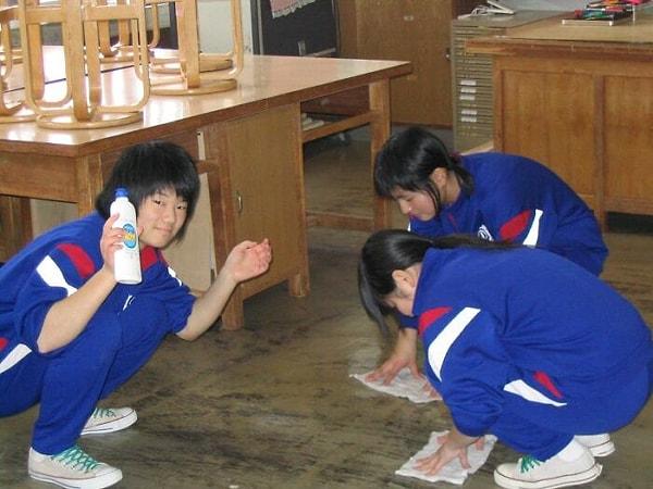 1. Japonya'da öğrenciler günlük rutinin bir parçası olarak dersten sonra okulu temizlerler.