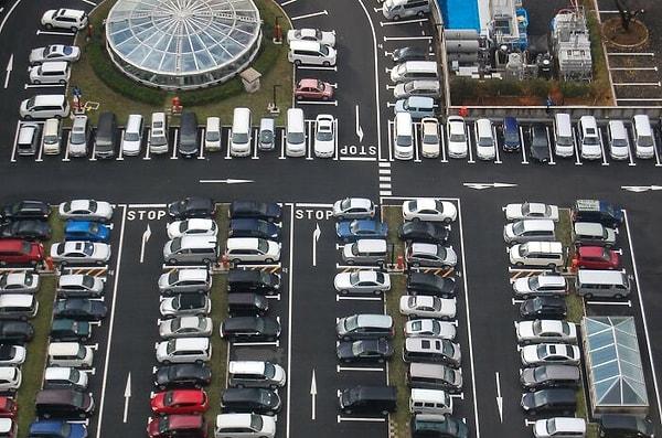 8. Japonya'da arabalar genellikle ters ve çizgilerin arasına park edilir.