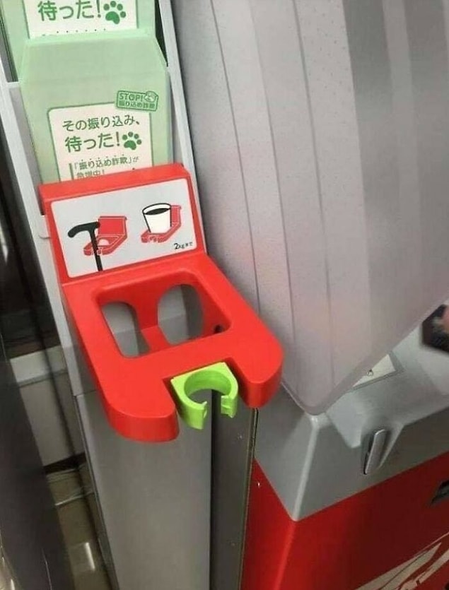 9. Japonya'da ATM'lerin yanında baston ve bardak tutacağı bulabilirsiniz.