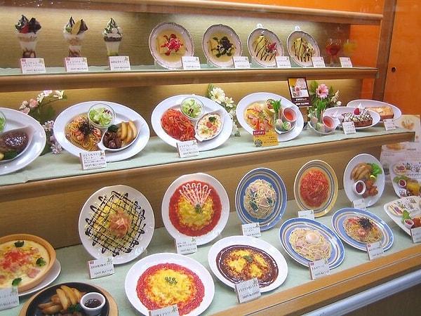 21. Japonya'da restoranlar müşterilerin ilgisini çekmek için vitrinlerinde sahte yiyecekler sergiliyor.