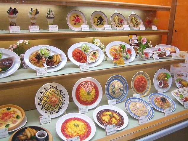 21. Japonya'da restoranlar müşterilerin ilgisini çekmek için vitrinlerinde sahte yiyecekler sergiliyor.