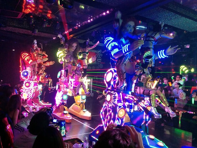 25. Tokyo'da bir robot restoranı bulunur.