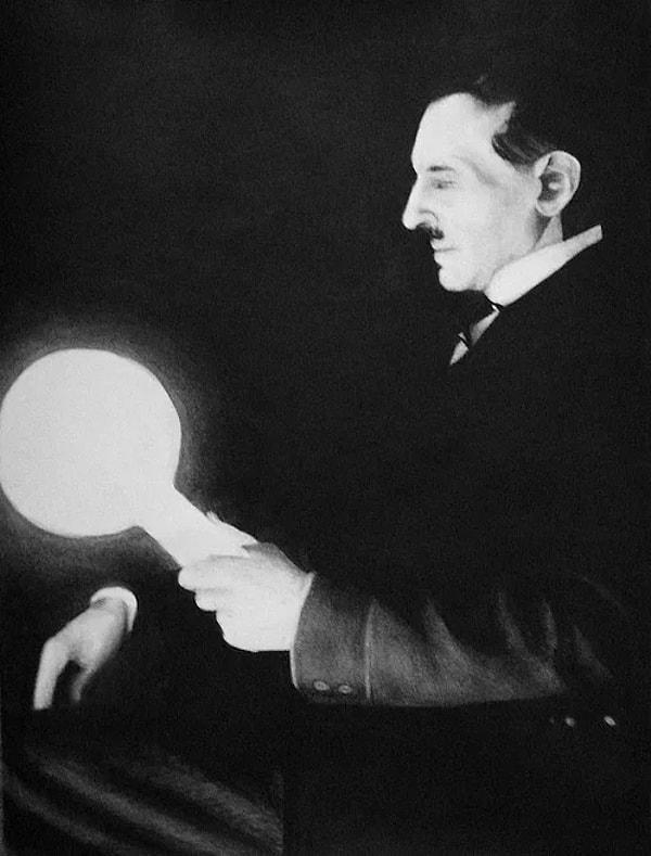 5. Nikola Tesla, ilk defa elektriğin bir kaynaktan çevreye yayılarak kablosuz ve çok yüksek miktarlarda iletilebileceğini söylemiştir. Daha sonra yaptığı deneylerle de bunu göstermiştir.