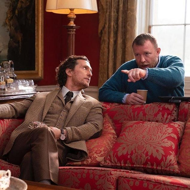 5. Matthew McConaughey ve yönetmen Guy Ritchie The Gentleman (2020) filminin setinde, konuşurken...