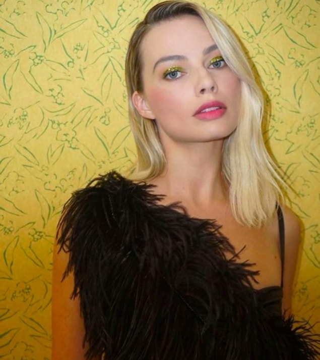 8. Margot Robbie - Boyun