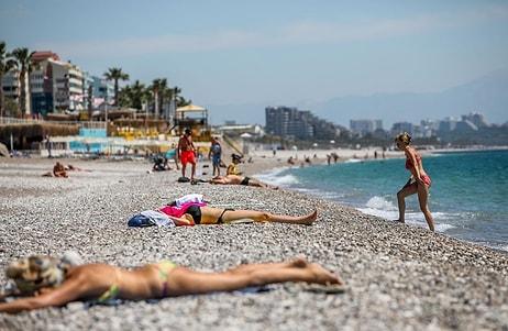 Antalya Sahillerinin Yeni Sahipleri! Kısıtlamadan Muaf Turistler Deniz, Kum ve Güneşin Tadını Çıkardı