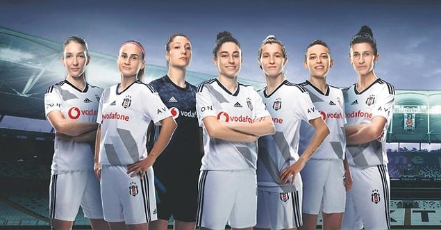 Bu başlıkla dikkatinizi çektiğime göre şimdi biraz kadın futbolundan bahsedeceğiz.
