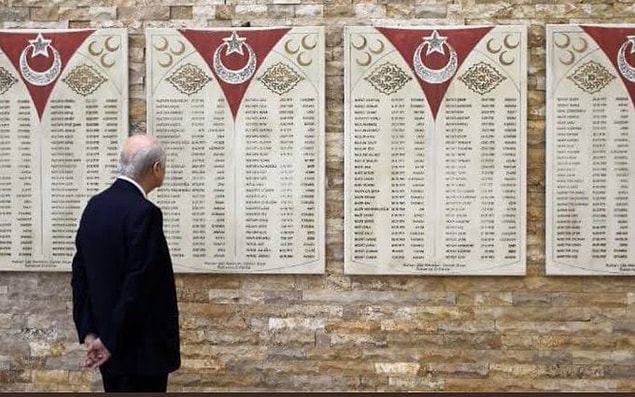 Tartışmalar sürerken MHP lideri Devlet Bahçeli'nin geçen sene çekilen şehitlik ziyareti fotoğrafları sosyal medyanın gündemine geldi. 👇