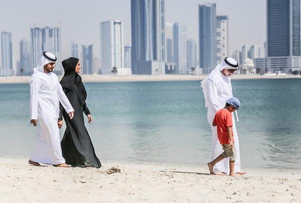 7. Katarlılar çalışmasa dahi devletten aylık olarak 30 bin dolar maaş alıyorlar.