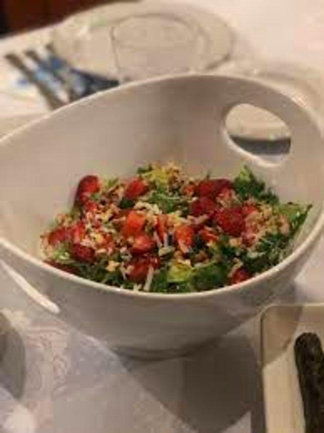 1. Çilekli Roka Salatası