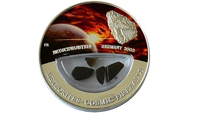 13. Fiji Cumhuriyeti, içinde 2002'de Almanya'ya düşen Neuschwanstein meteorunun gerçek parçalarının bulunduğu 999 adet 10$'lık madeni para bastırmıştır.