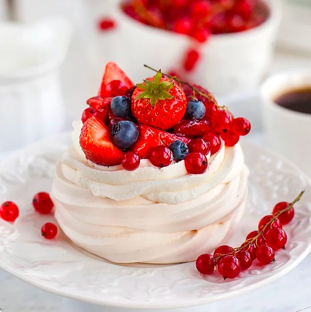 7. Çilekli Pavlova