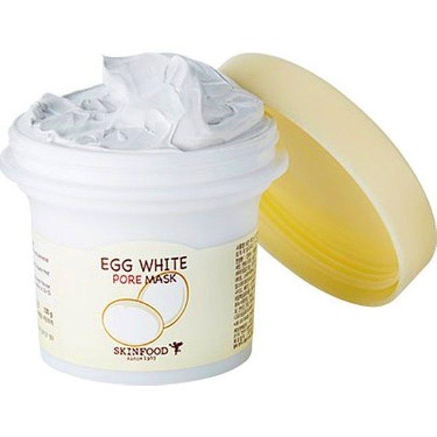 1. Cildinize anında pürüzsüz ve daha sıkı görünüm verecek bir maske ile başlayalım bence: Skinfood Egg White Maske