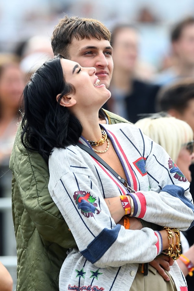 Bu tweeti gören Anwar Hadid ise cevap olarak kendi hikayesinde paylaştı ve '😢' ekledi.