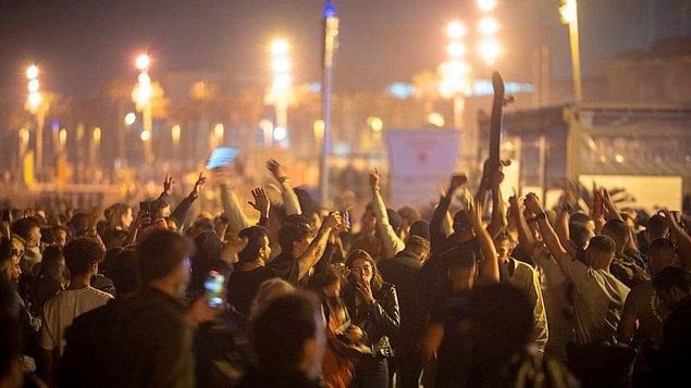 Gençler de kısıtlamaların kalkmasını kutlamak için meydanlara akın etti ve Barselona plajlarını doldurdu, "Özgürlük" sloganları atıldı.