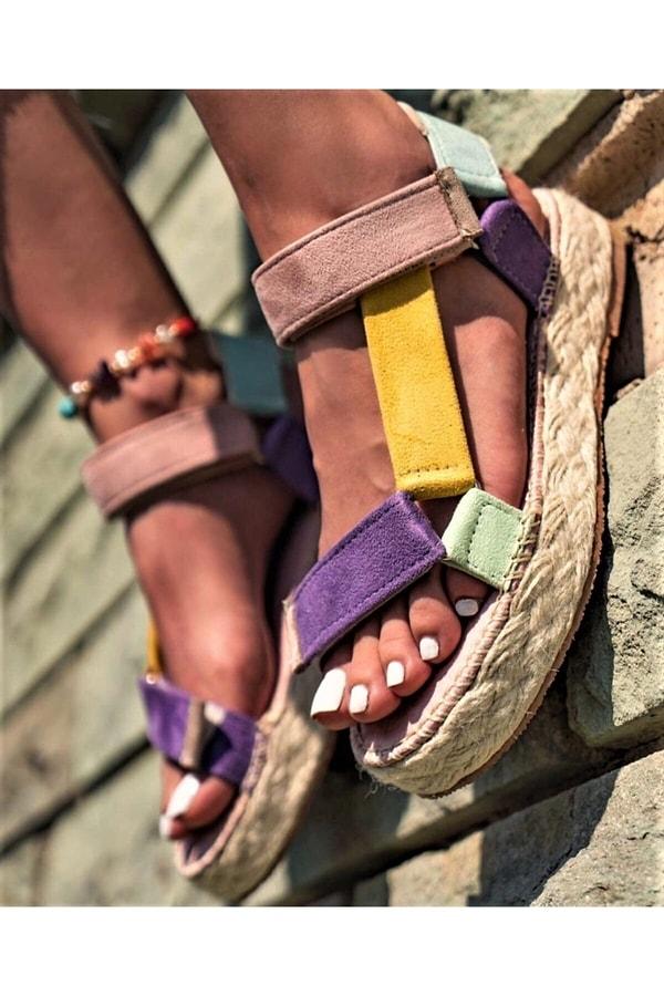 5. Hasır tabanlı bu renkli sandalet sezonun en gözde modellerinden...