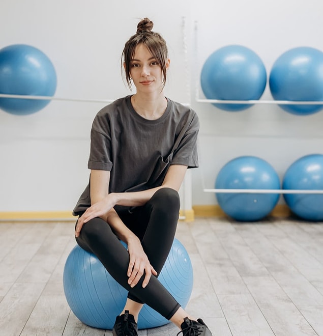12. Pilates topunun üzerine oturmayı deneyebilirsiniz.