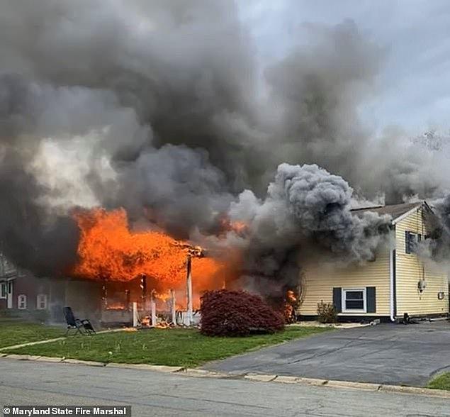 Marylandli bir kadın, evini ateşe verdikten sonra bahçede oturup izlediği için cinayete teşebbüsle suçlanıyor.