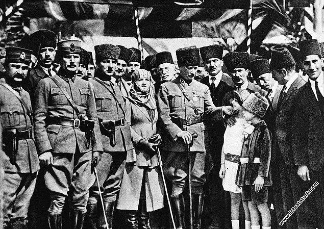 17 Mart 1923 günü Mersin Yenice İstasyonu'nda karşılanan Gazi ve Latife Hanım'ı karşılayanlar arasında Mersin Milletvekili Yusuf Ziya (Eraydın) Bey de vardır.