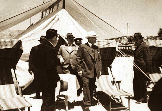 Atatürk Florya'daki sofrasında siyasetçileri ve bilim insanlarını ağırlamaktadır. Tarih 1935, konu dil devrimidir. Yaklaşık 9 saat konuşulur ve artık güneş doğuyordur.