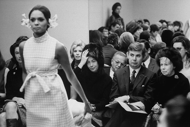 9. "Stil, deneyim ve kültürün karışımından oluşur. Bir karizması vardır. Moda ise stilden sonra gelen geçici şeylerdir." -John Fairchild