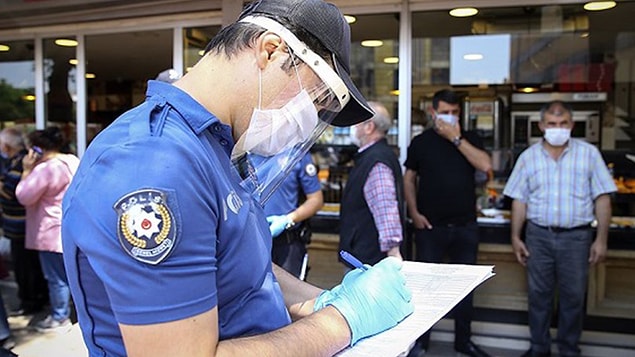 Polis ekipleri şikayetin olmaması üzerine Engin Y.'ye dışarıya çıkma kısıtlamasına uymamaktan 3 bin 100 TL para cezası uyguladı.