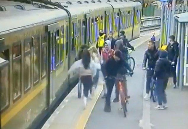 Arka Arkaya koşarak trene yetişmek isteyen kadınlar, bisikletli gençler tarafından korkutuldu ve kendilerine karşı ani hareketler yapıldı.