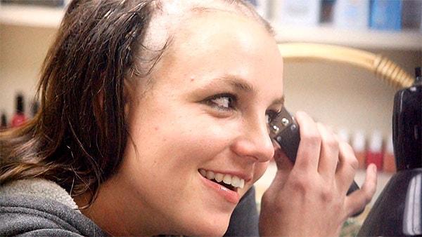 2007'de Britney, kameralar önünde saçlarını kazıdı.