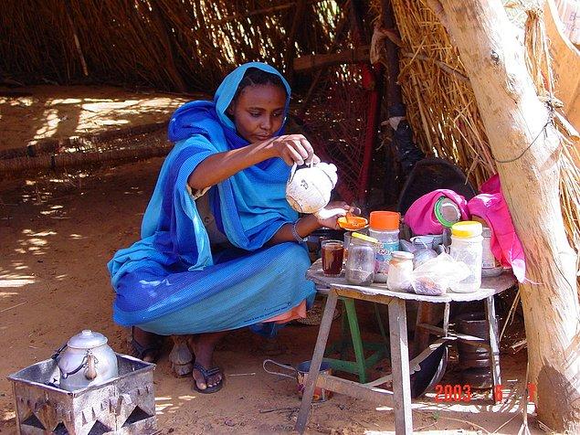 3. "Sudan sokaklarında çaycı teyzeler var. Yani aslında seyyar çaycı diyebiliriz. Nereye giderseniz gidin, her köşe başında ve günün her saatinde bu kadınları yanı başınızda görebilirsiniz."