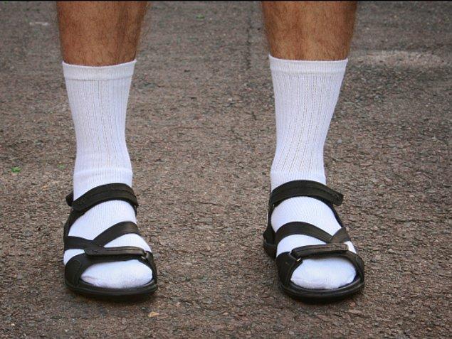 8. "Çekya'da çoğu insanın sandaletlerinin içine çorap giymesi."