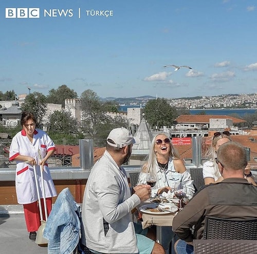 İstanbul'un Tadını Çıkartan Turistlere Hizmet Eden Çalışan Kadının Dramatik Fotoğrafı Çok Konuşulacak