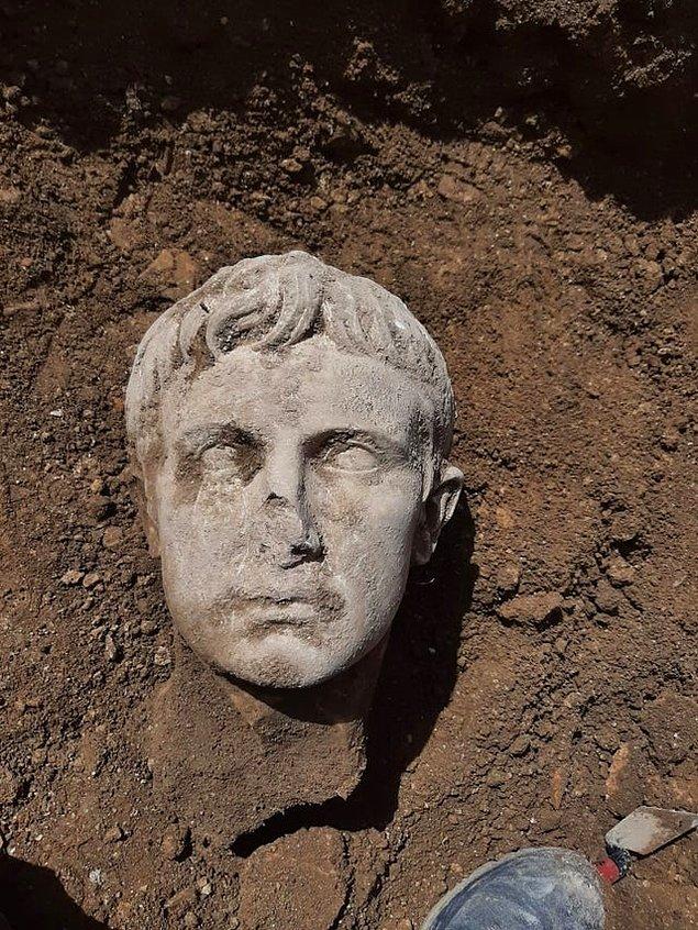 19. İtalya'nın Isernia kentinde, bir zamanlar daha büyük bir heykelin parçası olan Sezar Augustus'un mermer bir başı arkeologlar tarafından yakın zamanda keşfedildi. Augustus, ilk Roma İmparatoru ve Jül Sezar'ın evlatlık oğluydu.