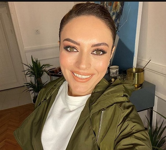 Başarılı oyunculuk dedik, karakteri içselleştirmek dedik. Peki Ezgi Mola'nın ilk oyunculuk deneyimi ve ilk set tecrübesi nerede oldu dersiniz?