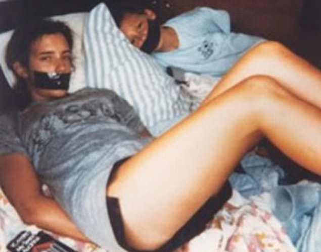 Renkli ve iyi durumdaki polaroid fotoğraf, bir minibüs ya da karavanın içinde çekilmişti.