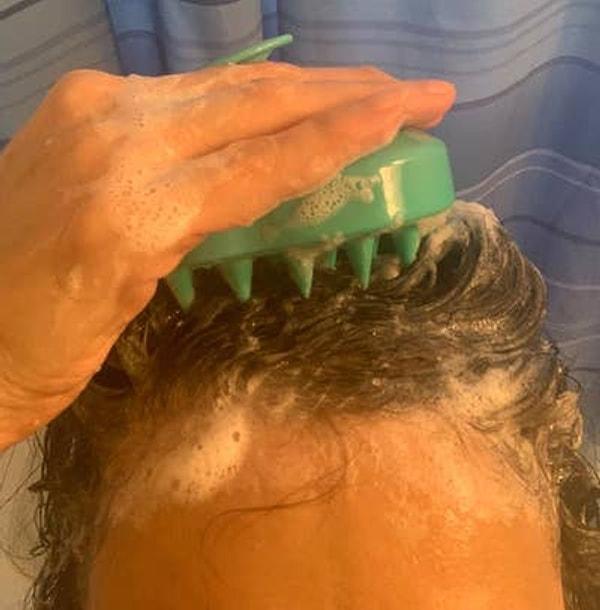19. Saçlarınızın daha gür ve sağlıklı olması için şampuan fırçası kullanabilirsiniz.
