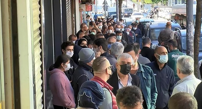 Bayram Öncesi Kalabalığı! Baklavacı Önünde Metrelerce Uzunlukta Sabah Kuyruğu