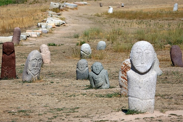 Yakma ve çürütme yer yer görülse de en yaygın defin şekli ölünün doğrudan toprağa gömülmesidir. Ayrıca eski Türkler mezarlarına, Tonyukuk'un mezarında olduğu gibi...