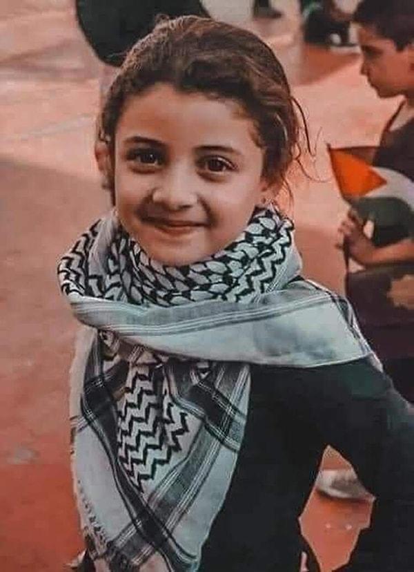 Hayatını kaybeden Filistinli bir kız çocuğunun fotoğrafı ise yürekleri acıttı.