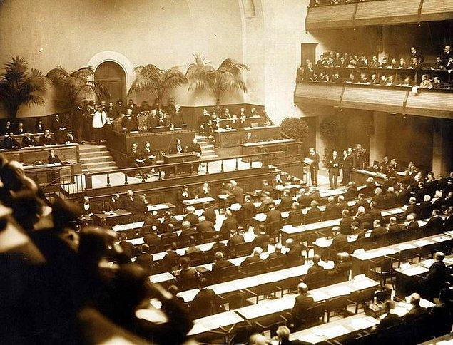 1922 - Cemiyet-i Akvam (Milletler Cemiyeti), Filistin’deki İngiliz mandasını kabul ve Filistin’in Yahudilerin anavatanı olmasına yardım etti.