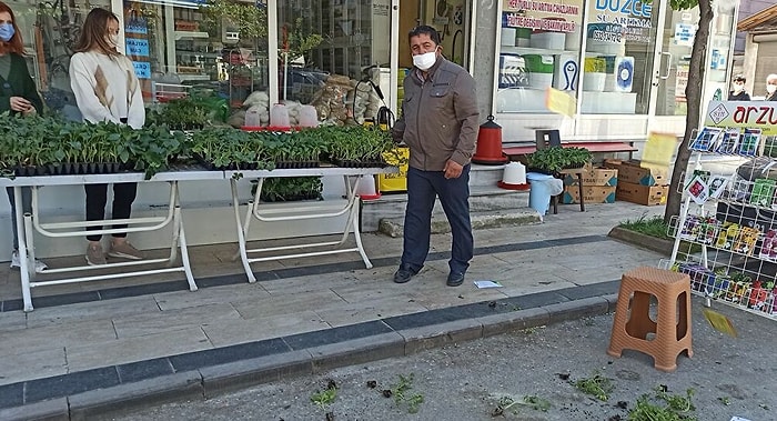 Düzce Ziraat Odası Başkanı İsrail'i Protesto Edip, Fide ve Tohumları Yere Saçtı: Bundan Sonra Satmayacağım