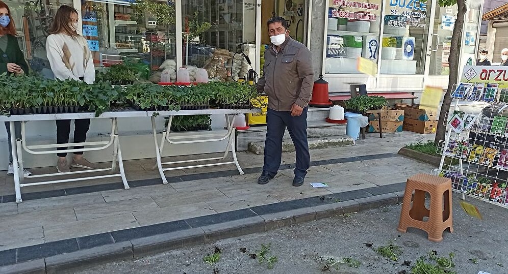 Düzce Ziraat Odası Başkanı İsrail'i Protesto Edip, Fide ve Tohumları Yere Saçtı: Bundan Sonra Satmayacağım