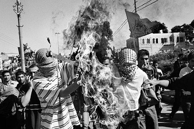 1993 - Filistin Kurtuluş Örgütü ile İsrail, geçici öz-yönetim düzenlemelerine ilişkin ilkeleri içeren I. Oslo beyannamesini imzaladı.