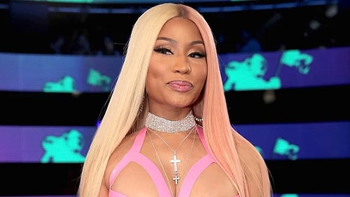 Nicki Minaj Ünlü Bir Markanın Plastik Terlikleriyle Verdiği Pozla Satış Rekorları Kırılmasına Sebep Oldu!