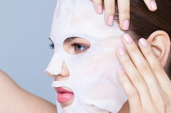 5. Kuru cilde sahip olanların hafta birkaç kez nemlendirici maske uygulamasında fayda var...